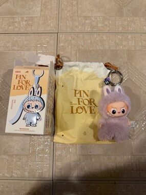 Pop Mart Pin for love Labubu, purple
